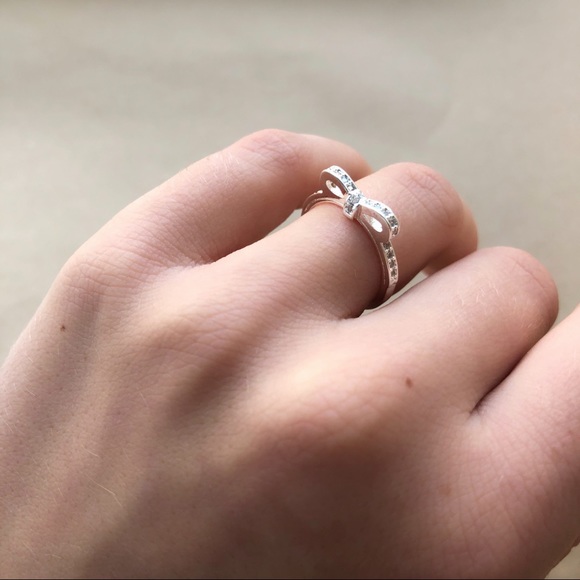 Jewelry - Delicate silver bow ring with crystals